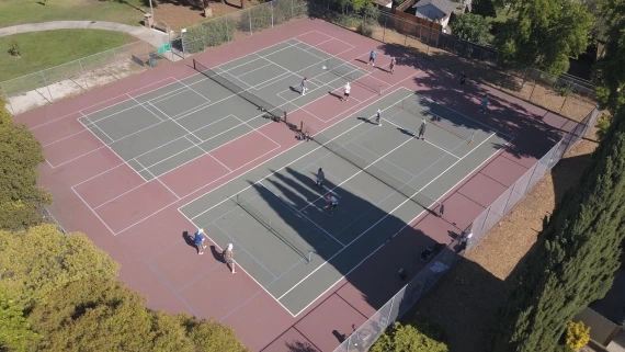Sơn 4 lớp sân tennis-pickleball với sơn có 10% Hạt cao su Laykold US OPEN trên nền nhựa